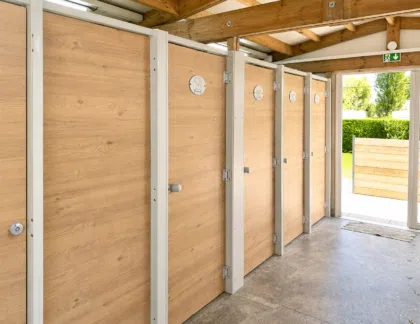 Emplacements 15 Sanitaires communs récents avec douches, toilettes et lavabo