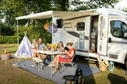 Emplacements 3 Camping De Leistert Familie sitzt auf ihrem Standplatz am Tisch bcd4c125 2e9c 498b 808d 09e4fdb18c1b
